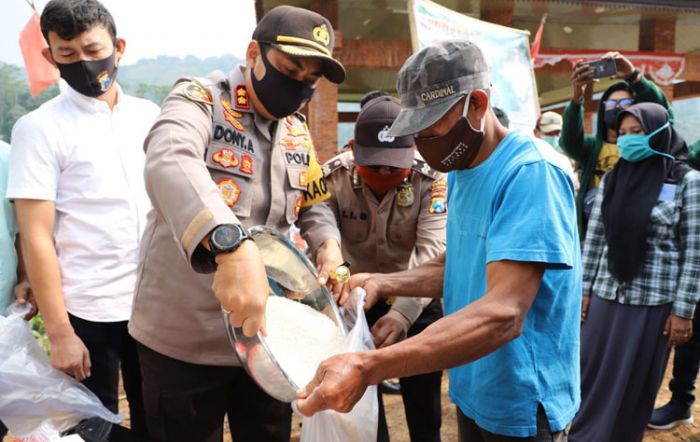 Kunjungi Kampung Tangguh, Kapolres Mojokerto Hadirkan Mobil Jimpitan Beras di Kaki Gunung Anjasmoro Kunjungi Kampung Tangguh, Kapolres Mojokerto Hadirkan Mobil Jimpitan Beras di Kaki Gunung Anjasmoro