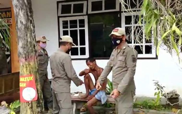 Bugil di Area Rumah Makan, Dua ODGJ di Tuban Digelandang Petugas Satpol PP