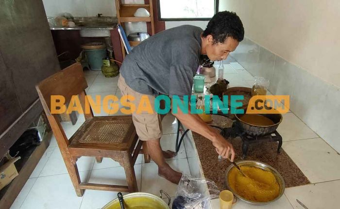 Di Tengah Gempuran Obat Pabrik, Yuwono Tetap Bertahan Meramu Herbal