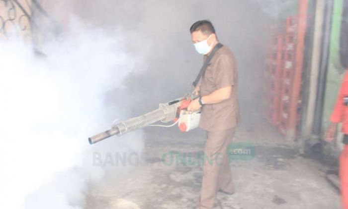 Demam Berdarah Renggut 5 Korban Jiwa, Wabup Blitar Turun Pimpin Fogging Demam Berdarah Renggut 5 Korban Jiwa, Wabup Blitar Turun Pimpin Fogging