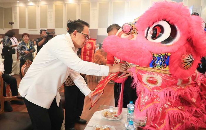 Peringati Dhammasanti Waisak 2568 BE, Pj. Gubernur Adhy Ajak Umat Buddha Perkuat Moderasi Peringati Dhammasanti Waisak 2568 BE, Pj. Gubernur Adhy Ajak Umat Buddha Perkuat Moderasi