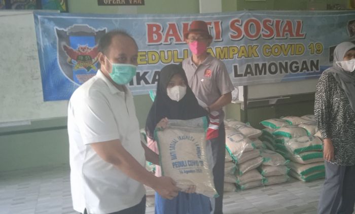 Ika-Snesa Lamongan Salurkan 3 Ton Beras Kepada Warga Terdampak Covid-19 Ika-Snesa Lamongan Salurkan 3 Ton Beras Kepada Warga Terdampak Covid-19