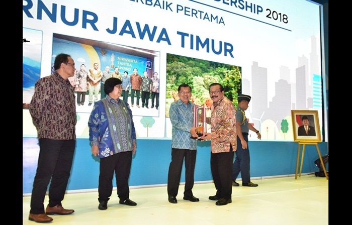 Pakde Karwo Raih Nirwasita Tantra 2018, Jatim Borong Adipura