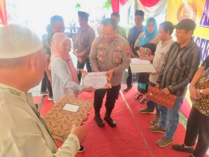 Polsek Wonokromo Beri Penghargaan ke Warga yang Halau Perusuh Polsek Wonokromo Beri Penghargaan ke Warga yang Halau Perusuh