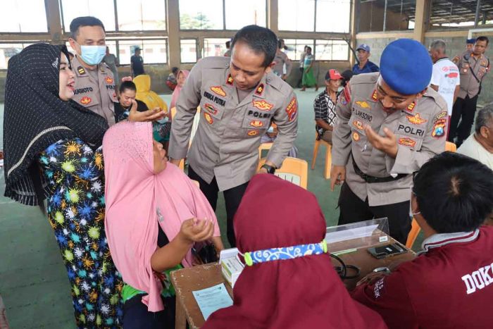 Sambut HUT Ke-77 Bhayangkara, Polres Gresik Gelar Baksos di Kelurahan Lumpur