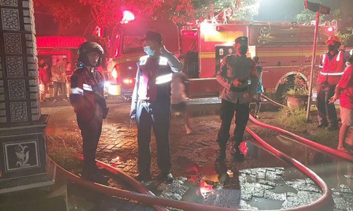 Gudang Rongsokan di Tubanan Surabaya Ludes Terbakar, 9 Mobil Damkar Padamkan Api