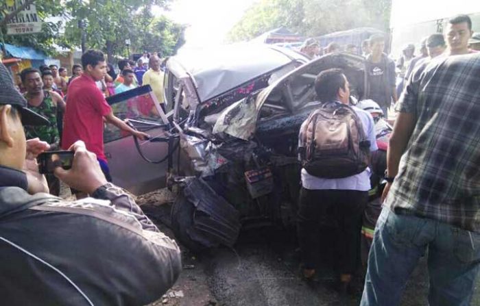 Avanza Vs Truk Box di Pantura Tuban, 7 Penumpang Kritis Avanza Vs Truk Box di Pantura Tuban, 7 Penumpang Kritis