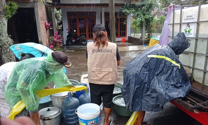 Bantu Warga Terdampak Banjir, Gusdurian Mojokutho Pare Kirim Air Bersih ke Desa Besowo