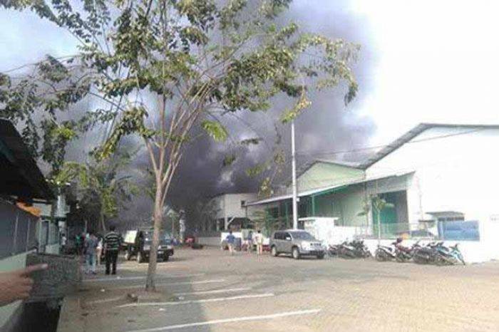Gudang Bahan Kimia di Gedangan Sidoarjo Terbakar, Karyawan Semburat Gudang Bahan Kimia di Gedangan Sidoarjo Terbakar, Karyawan Semburat