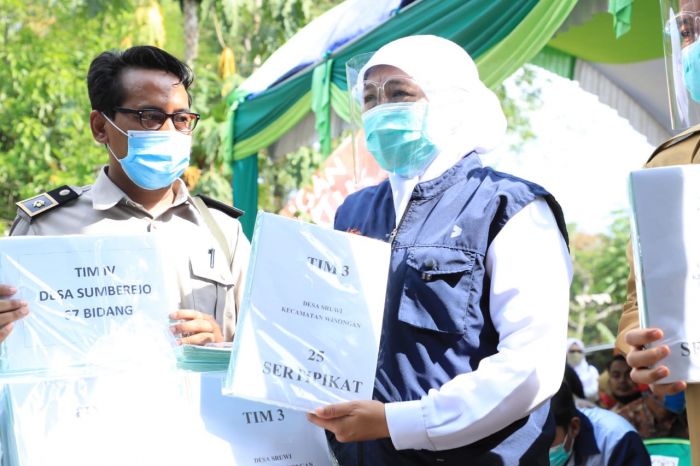 Serahkan Sertifikat Tanah Warga, Khofifah Tekankan Pentingnya Legalitas Kepemilikan Hingga Pelosok Serahkan Sertifikat Tanah Warga, Khofifah Tekankan Pentingnya Legalitas Kepemilikan Hingga Pelosok