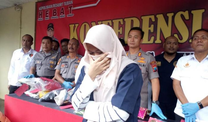Demi Sewa Pengacara untuk Suami, Perempuan di Tuban ini Nekat Jual Sabu Demi Sewa Pengacara untuk Suami, Perempuan di Tuban ini Nekat Jual Sabu