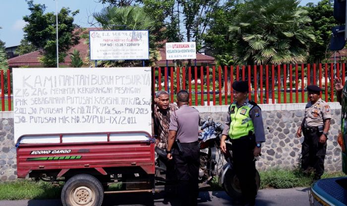 Tuntut Kekurangan Pesangon, Trio Eks Karyawan PT. Surya Zig Zag Demo di Depan Pabrik