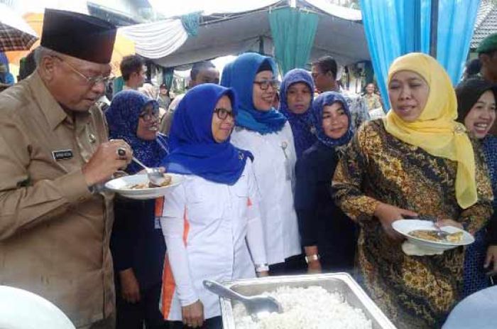 Mensos Khofifah Makan Bareng Penerima Rastra Mensos Khofifah Makan Bareng Penerima Rastra