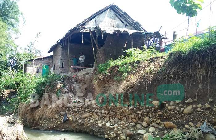 Dapur Rumah Warga di Ngampungan Jombang Hanyut Diterjang Derasnya Aliran Sungai