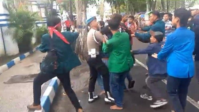 Demo Mahasiswa di DPRD Sampang Tuntut Usut Mafia Pupuk Berlangsung Ricuh Demo Mahasiswa di DPRD Sampang Tuntut Usut Mafia Pupuk Berlangsung Ricuh