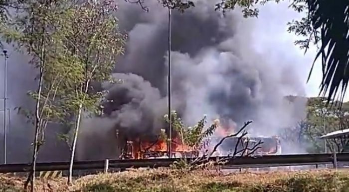 Bus Akas Habis Terbakar di Tol Sidoarjo Bus Akas Habis Terbakar di Tol Sidoarjo