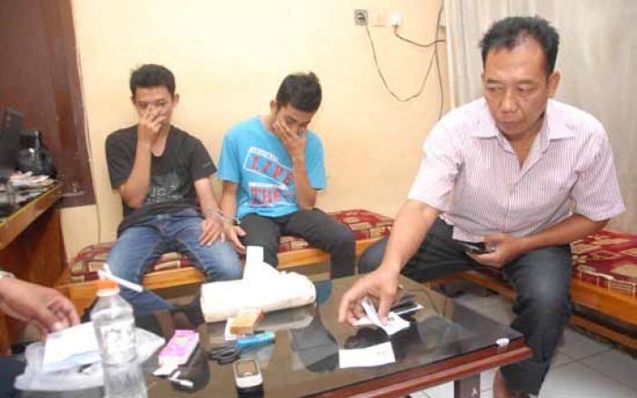Dua Pemuda di Jombang Diringkus Saat Pesta Sabu di Kos Dua Pemuda di Jombang Diringkus Saat Pesta Sabu di Kos