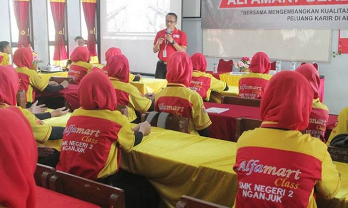 Ajari Pelajar SMKN 2 Nganjuk Berbisnis, Alfamart Gelar Program Mengajar