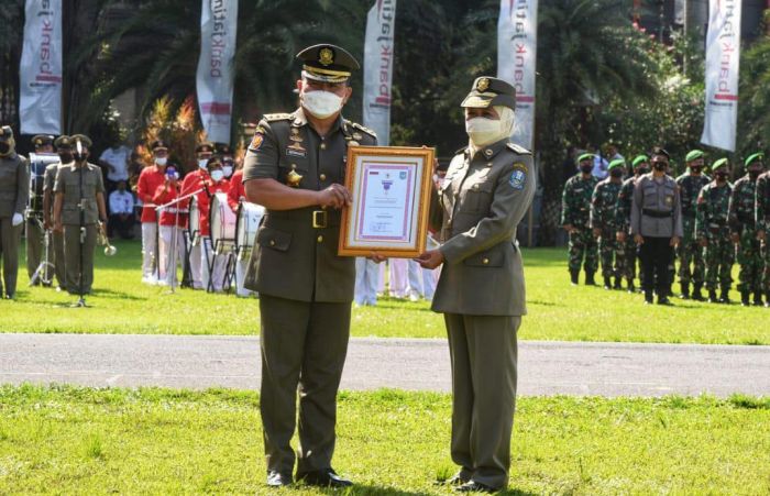 Gubernur Khofifah Persembahkan Penghargaan Karya Bhakti untuk Semua Anggota Satpol PP Jatim