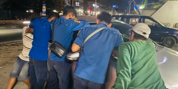 Kurang dari 5 Menit, Damkar Lamongan Bantu Buka Mobil Warga Surabaya yang Terkunci dari Dalam