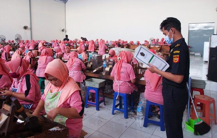 Tingkatkan Ekonomi di Madura, Tim BCM Lakukan Pemeriksaan dan Profiling Berkala ke Pabrik Rokok Tingkatkan Ekonomi di Madura, Tim BCM Lakukan Pemeriksaan dan Profiling Berkala ke Pabrik Rokok