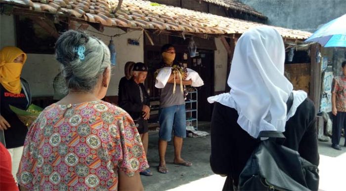 Bayi Baru Lahir Terlilit Kain di Kolong Tempat Tidur, Keluarga Histeris Bayi Baru Lahir Terlilit Kain di Kolong Tempat Tidur, Keluarga Histeris