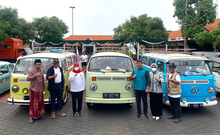 Gubernur Khofifah dan Gus Ipul Sambut Kedatangan Ratusan Pecinta VW dan Vespa di Kota Pasuruan Gubernur Khofifah dan Gus Ipul Sambut Kedatangan Ratusan Pecinta VW dan Vespa di Kota Pasuruan