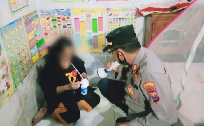 Asyik Nyabu, Wanita Cantik di Glenmore Banyuwangi Diciduk Polisi di Kamarnya Asyik Nyabu, Wanita Cantik di Glenmore Banyuwangi Diciduk Polisi di Kamarnya