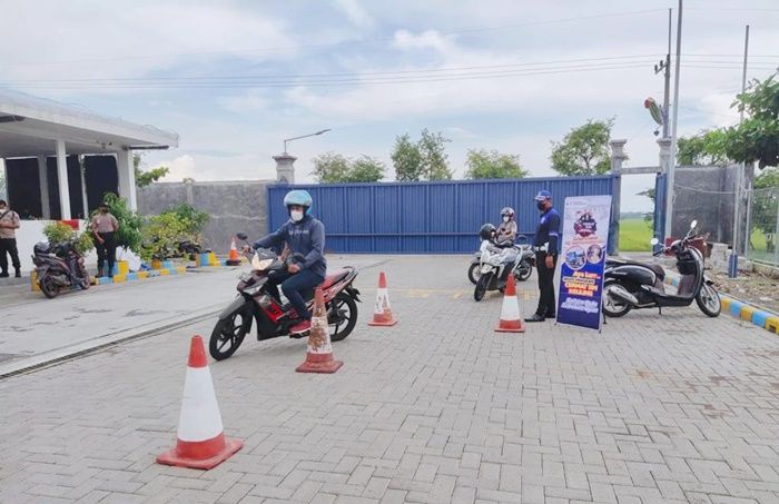 Tak Lagi Jadi Momok, Inovasi Cermat Polres Nganjuk Mudahkan Peserta Jalani Ujian Praktik SIM Tak Lagi Jadi Momok, Inovasi Cermat Polres Nganjuk Mudahkan Peserta Jalani Ujian Praktik SIM