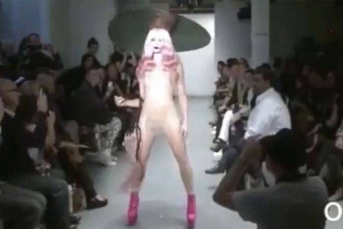 Busyet! Model ini Melangkah di Catwalk dengan Desain Baju Busyet! Model ini Melangkah di Catwalk dengan Desain Baju