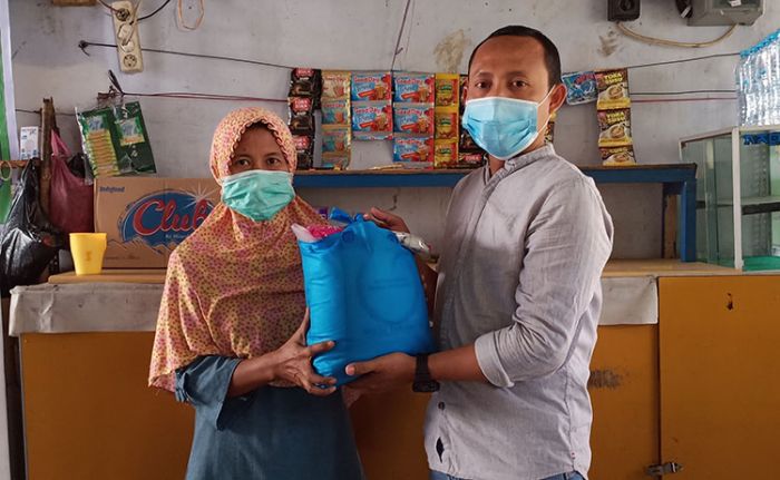 Kolaborasi dengan Gus Choi, KWG Bagikan Sembako kepada Warga Kurang Beruntung Terdampak Pandemi Kolaborasi dengan Gus Choi, KWG Bagikan Sembako kepada Warga Kurang Beruntung Terdampak Pandemi