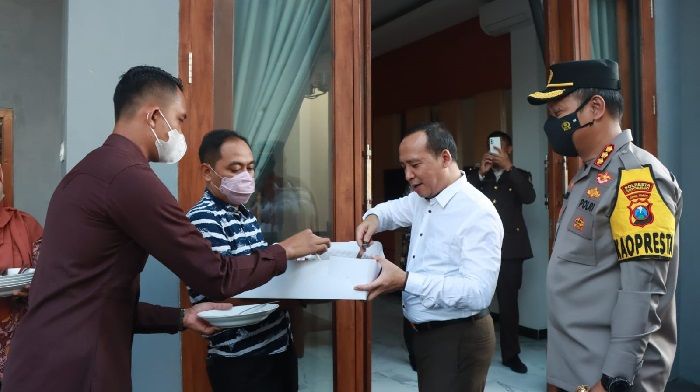 HBA Ke-62, Polresta Sidoarjo Beri Kejutan Pagi, Datangi Rumah Dinas Kajari HBA Ke-62, Polresta Sidoarjo Beri Kejutan Pagi, Datangi Rumah Dinas Kajari