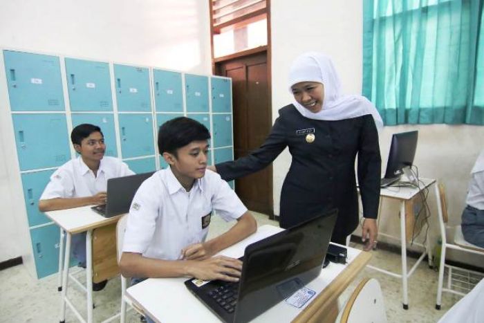 Gubernur Khofifah Tegaskan SPP SMA/SMK se-Jatim Gratis Gubernur Khofifah Tegaskan SPP SMA/SMK se-Jatim Gratis