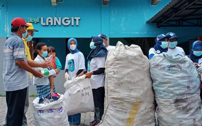 Peringati HPSN, Istri Gus Yani Punguti Sampah Plastik Peringati HPSN, Istri Gus Yani Punguti Sampah Plastik