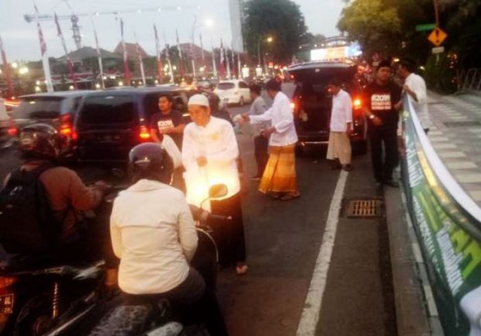 Hari Pertama Puasa, Relawan Khofifah-Emil Berbagi "Takjil Berkah" Hari Pertama Puasa, Relawan Khofifah-Emil Berbagi "Takjil Berkah"