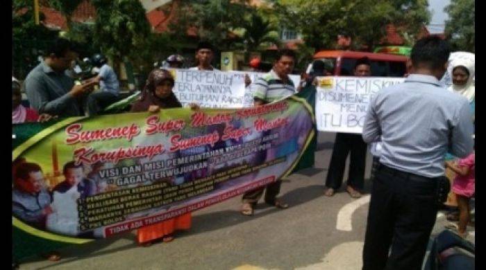 Ibu-Ibu di Sumenep Demo Pemkab Ibu-Ibu di Sumenep Demo Pemkab