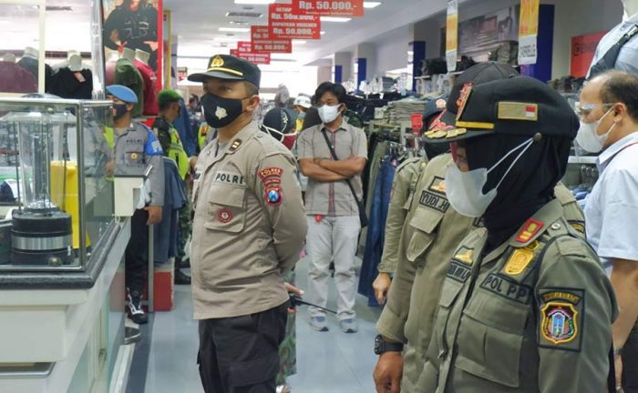 Di Blitar, Pembeli Berjubel di Pusat Pembelanjaan, Petugas Turun Tangan