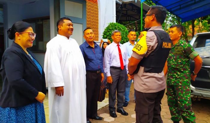 Pastikan Rasa Aman di Hari Natal, Kapolres dan Dandim Pamekasan Sambangi Gereja Pastikan Rasa Aman di Hari Natal, Kapolres dan Dandim Pamekasan Sambangi Gereja