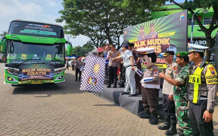 Kapolres Pasuruan Lepas Keberangkatan 90 Pemudik ke Jakarta Kapolres Pasuruan Lepas Keberangkatan 90 Pemudik ke Jakarta
