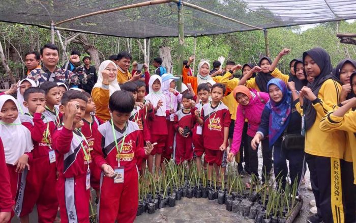 Hadapi Perubahan Iklim, IGI dan FPRB Pamekasan Tanam Ribuan Bibit Mangrove Bersama Pelajar Hadapi Perubahan Iklim, IGI dan FPRB Pamekasan Tanam Ribuan Bibit Mangrove Bersama Pelajar