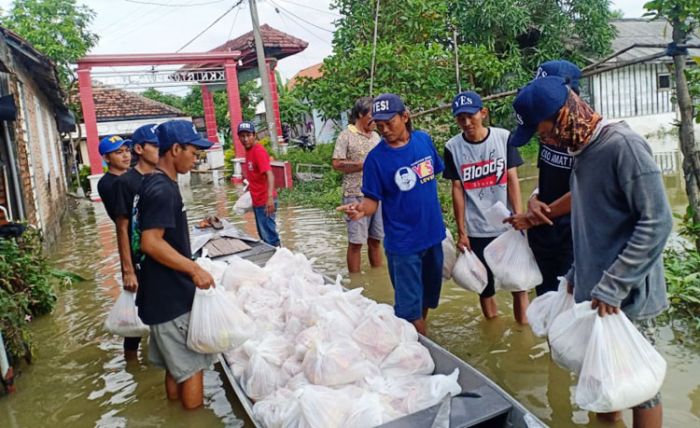 Peduli Covid-19 dan Banjir, Relawan Yuhronur Efendi Bagi Sembako dan Masker Peduli Covid-19 dan Banjir, Relawan Yuhronur Efendi Bagi Sembako dan Masker