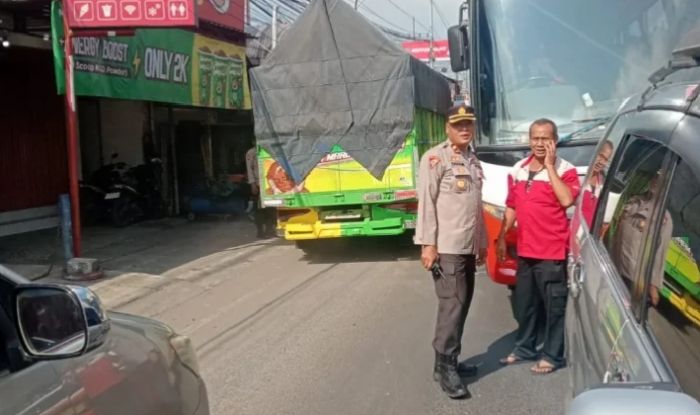 Polsek Babat Tangani Kemacetan Dampak Laka di Widang Tuban, Arus Berangsur Normal