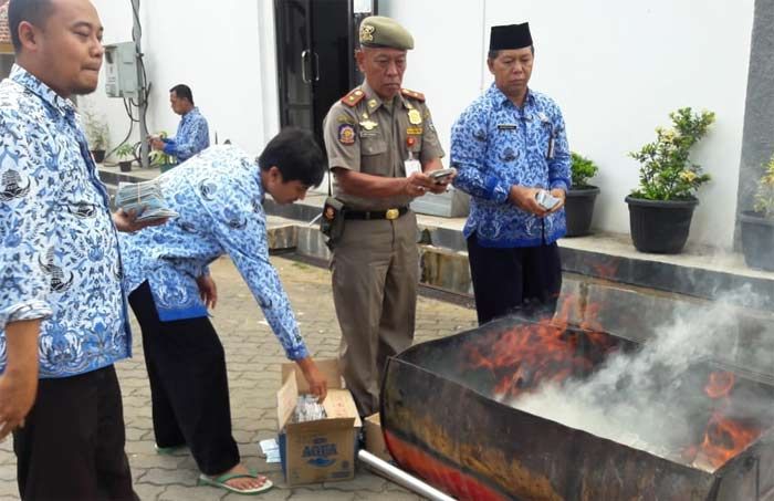 Belasan Ribu Kepingan KTP Rusak Dimusnahkan Dispendukcapil Pacitan Belasan Ribu Kepingan KTP Rusak Dimusnahkan Dispendukcapil Pacitan