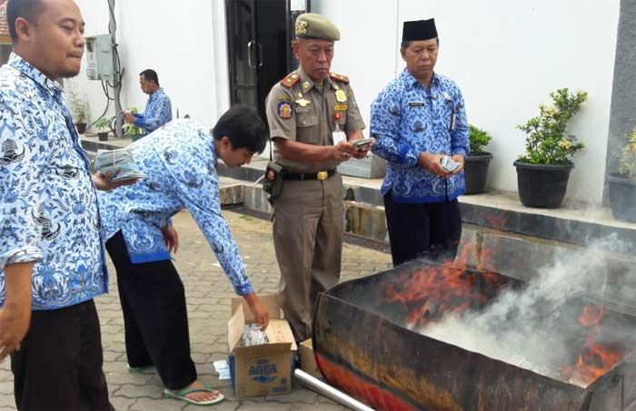 Belasan Ribu Kepingan KTP Rusak Dimusnahkan Dispendukcapil Pacitan