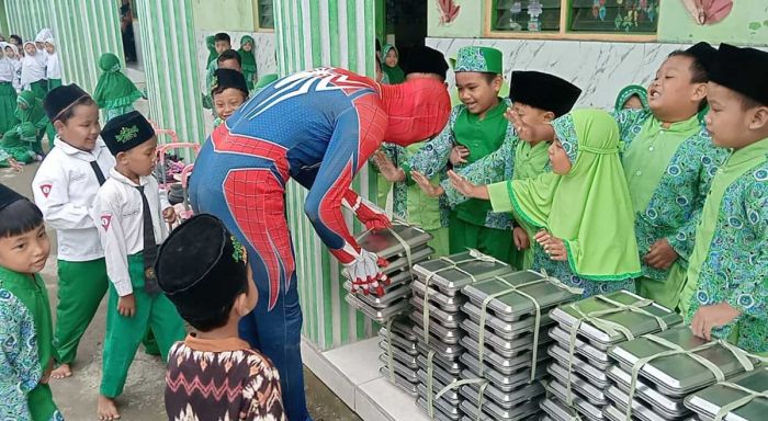 Spiderman Meriahkan Program MBG di MI Bustanul Ulum Jombang