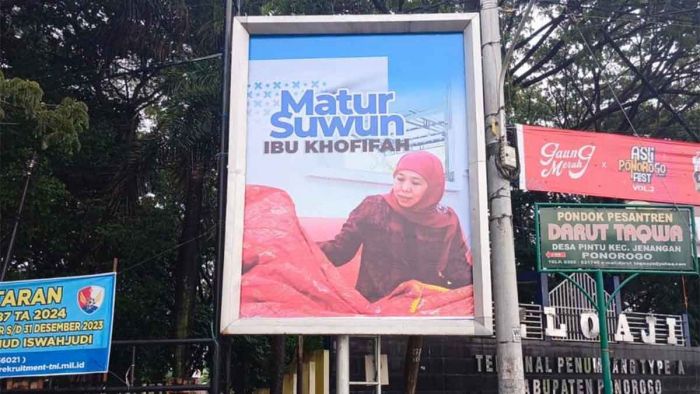 Bertebaran Spanduk dan Baliho Dukungan, Khofifah Didesak Lanjut Pimpin Jawa Timur Bertebaran Spanduk dan Baliho Dukungan, Khofifah Didesak Lanjut Pimpin Jawa Timur