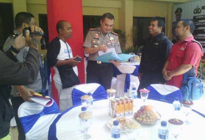 Usai Diancam Dibunuh, Rumah 3 Jurnalis Televisi Lumajang Dijaga Polisi Usai Diancam Dibunuh, Rumah 3 Jurnalis Televisi Lumajang Dijaga Polisi