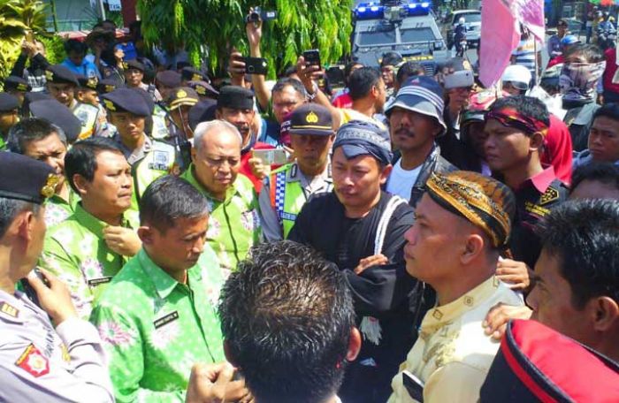 Didemo Lagi, Pemkab Janji Fasilitasi Seratu Temui Pemprov terkait MoU Proyek Umbulan Didemo Lagi, Pemkab Janji Fasilitasi Seratu Temui Pemprov terkait MoU Proyek Umbulan