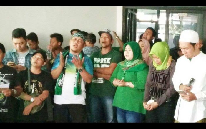 Persebaya Resmi Tampil di Divisi Utama, Ribuan Bonek Gelar Syukuran Persebaya Resmi Tampil di Divisi Utama, Ribuan Bonek Gelar Syukuran