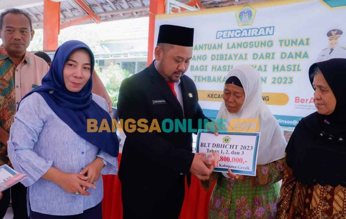 Bupati Gresik Salurkan BLT DBHCHT 2023 Sebesar Rp4 Miliar